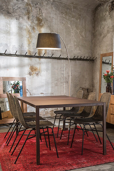 imagen mesa con sillas de la marca de mobiliario de Pilma, PLM Design.
