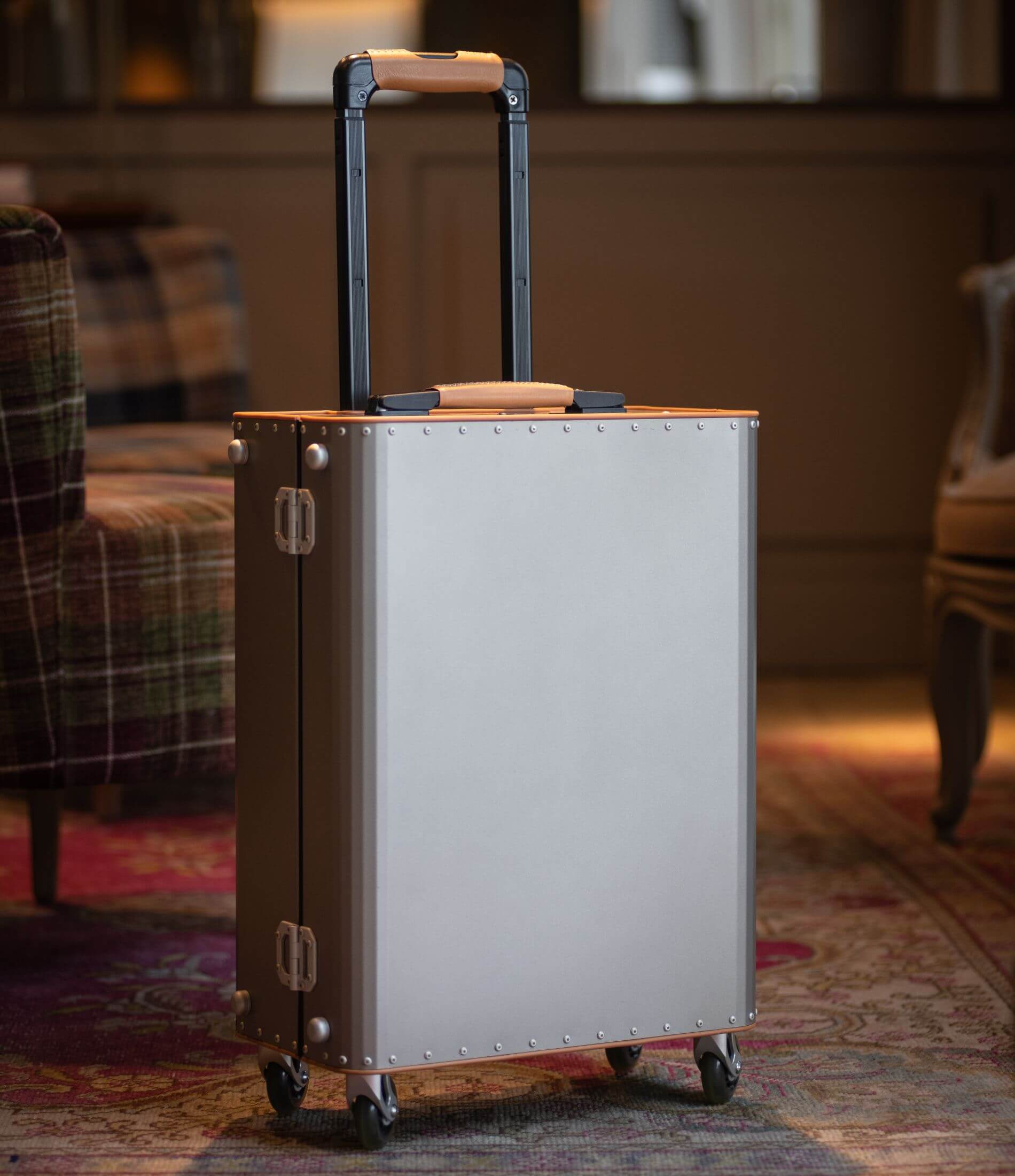 imagen destacada del detalle de una maleta de Tecknomonster, que vendemos en Pilma Travel como distribuidor de maletas de Tecknomonster en España