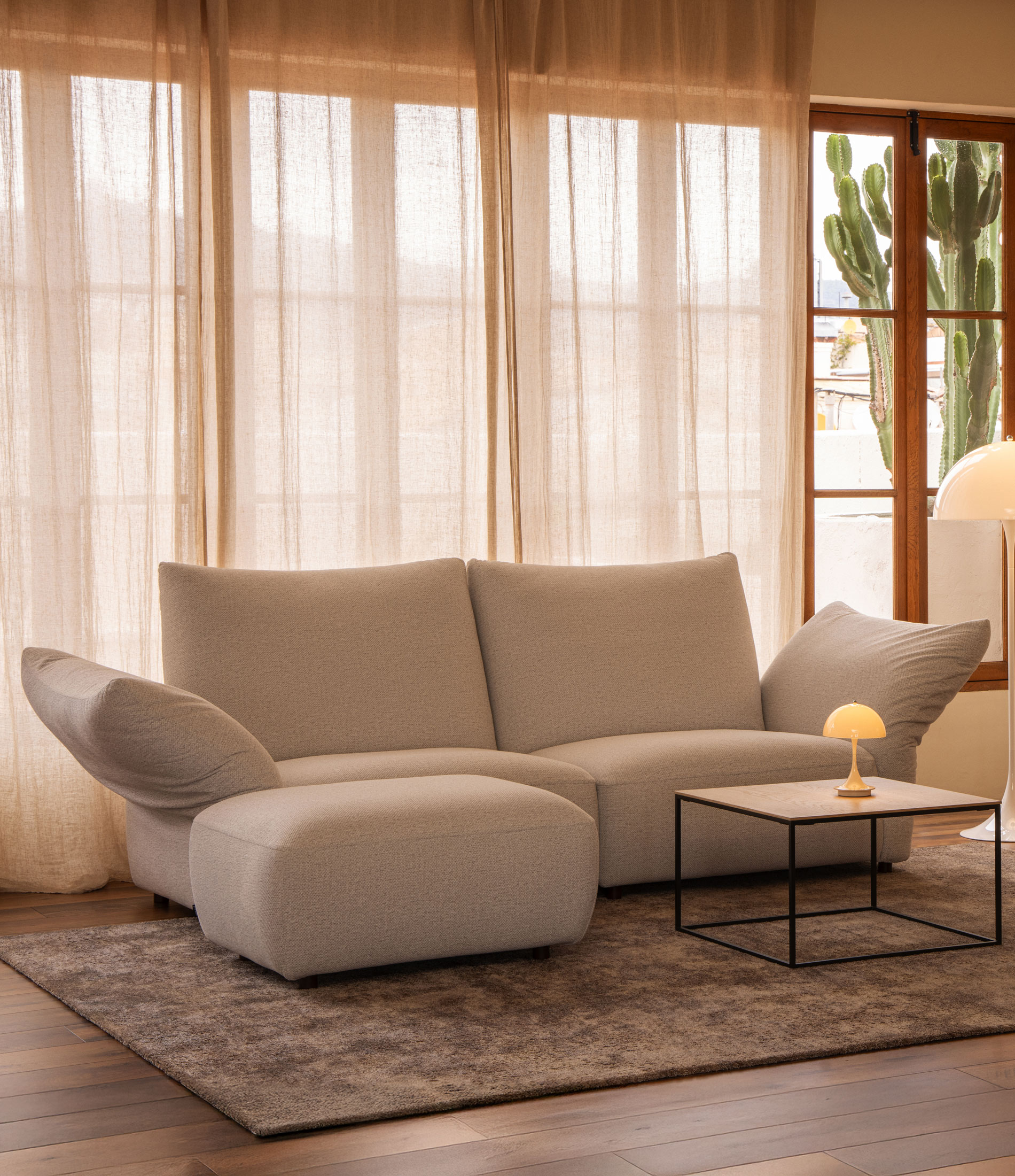 ambiente-sofa-kumo-blanco-mesa-centro-auxiliar-cute-roble-mueble-tv-new-viok-roble-lampara-pie-sobremesa-portatil-panthella-louis-poulsen-pilma-01 Principal