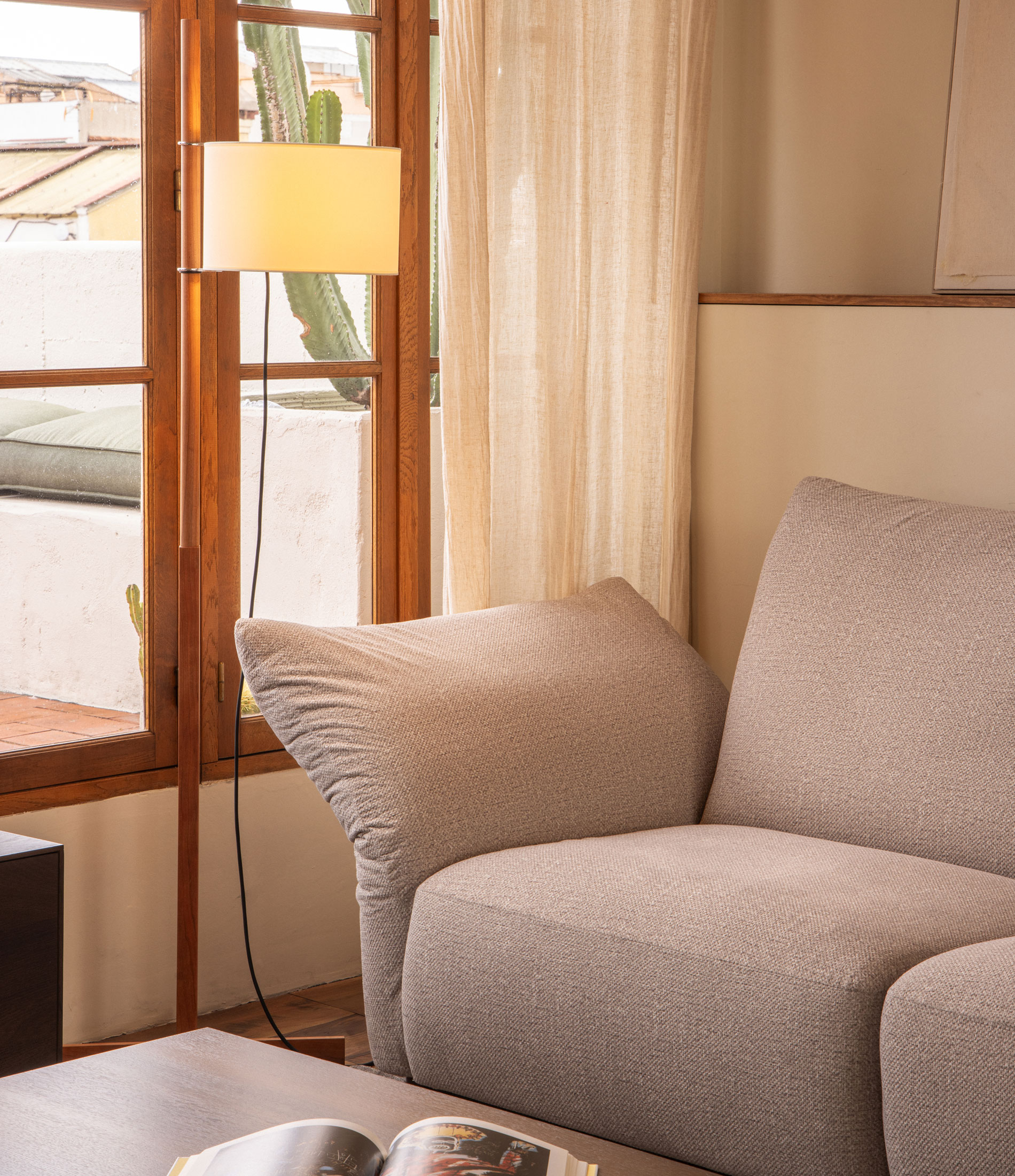 detalle-sofa-modular-kumo-beige-lampara-pie-tmm-santa-cole-pilma Principal
