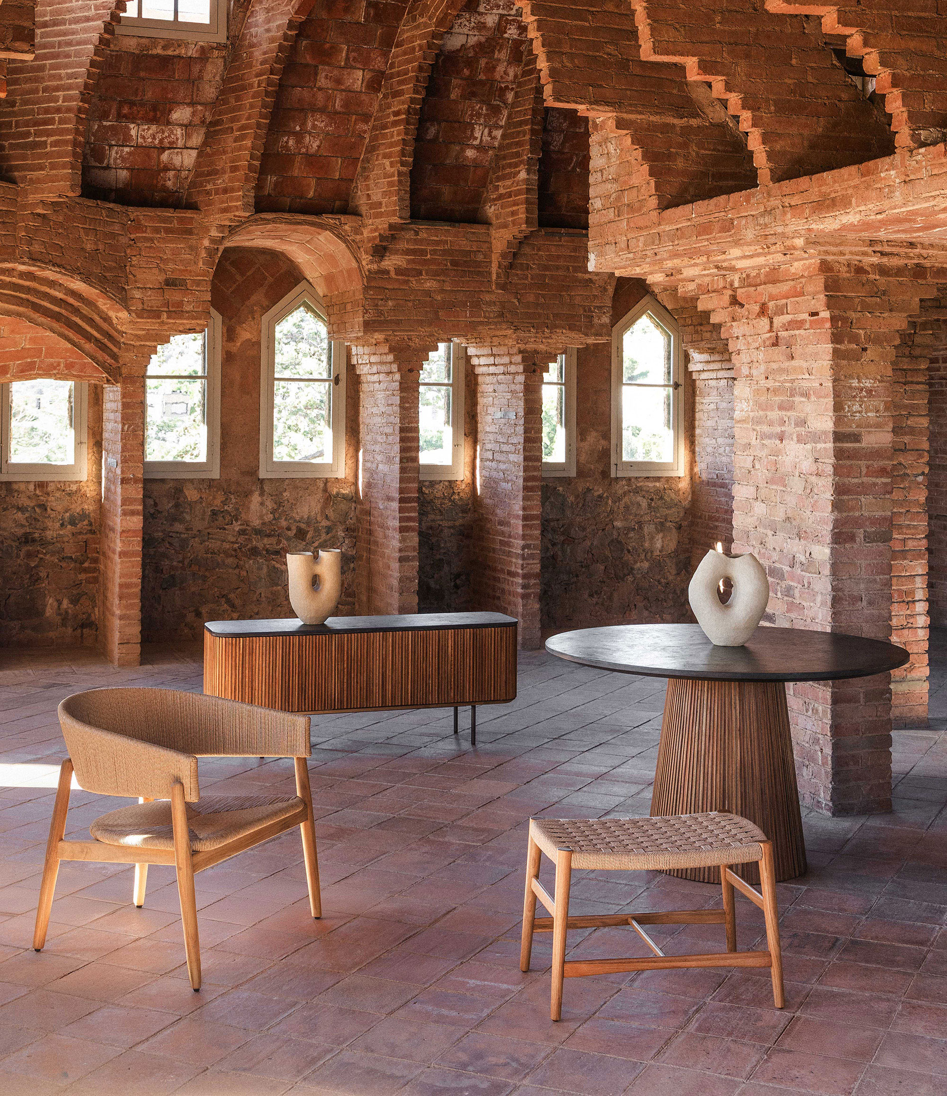 ambiente-aparador-150-mesa-redonda-130-kirei-antracita-butaca-coda-banco-lauta-65-pilma