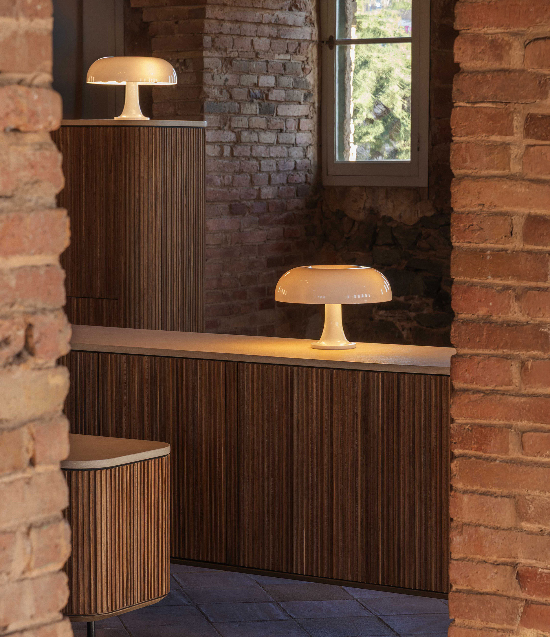 ambiente-aparador-alto-aparador-mueble-tv-200-kirei-cappucino-lamparas-sobremesa-nessino-artemide-pilma-03