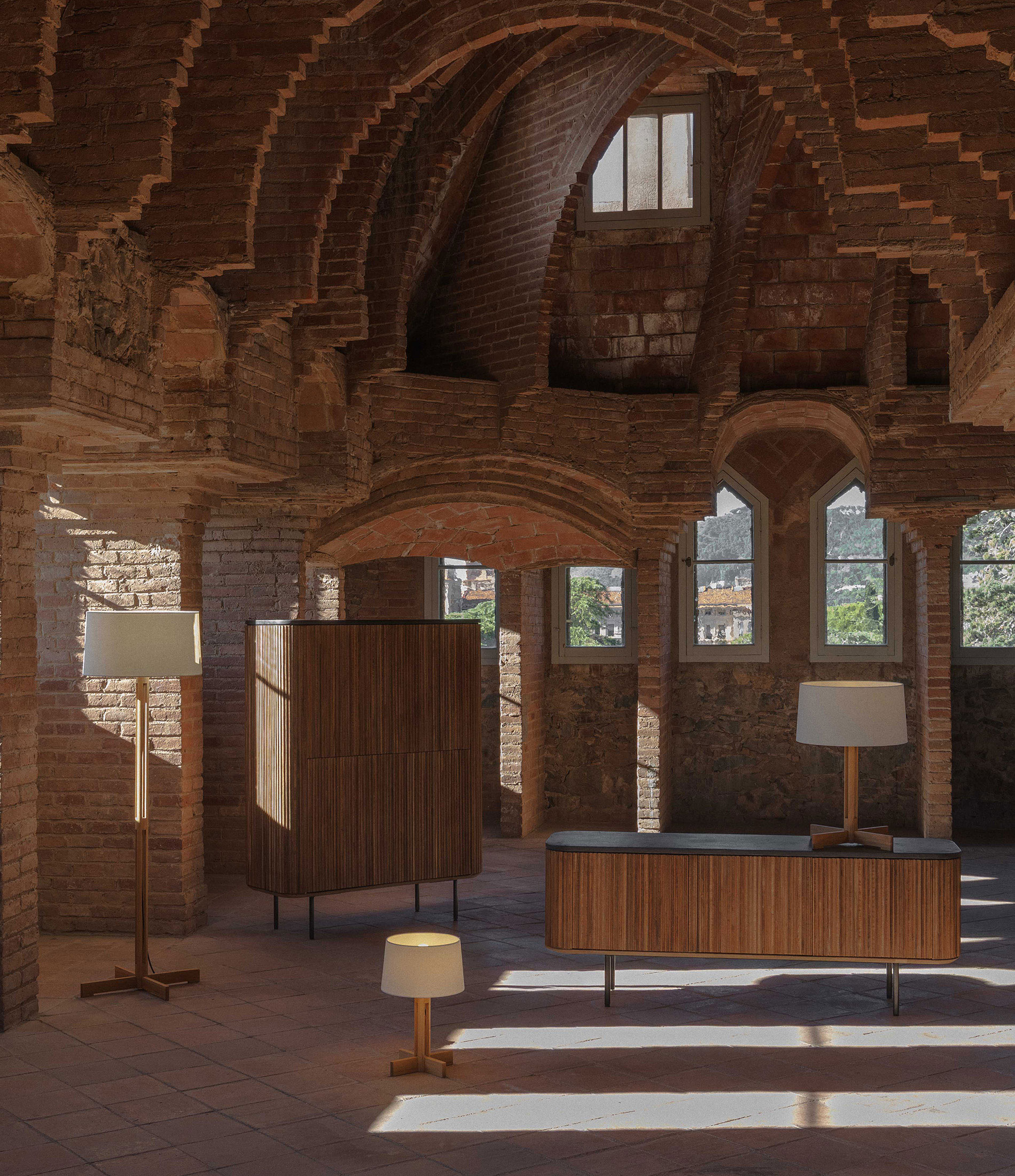 ambiente-aparador-alto-mueble-tv-150-kirei-antracita-lampara-sobremesa-pie-fad-santa-cole-pilma