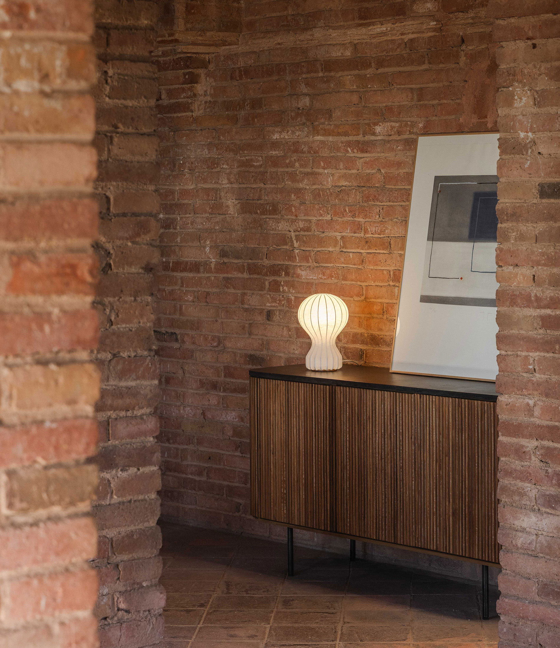 ambiente-aparador-kirei-antracita-lampara-sobremesa-gatto-flos-pilma Principal