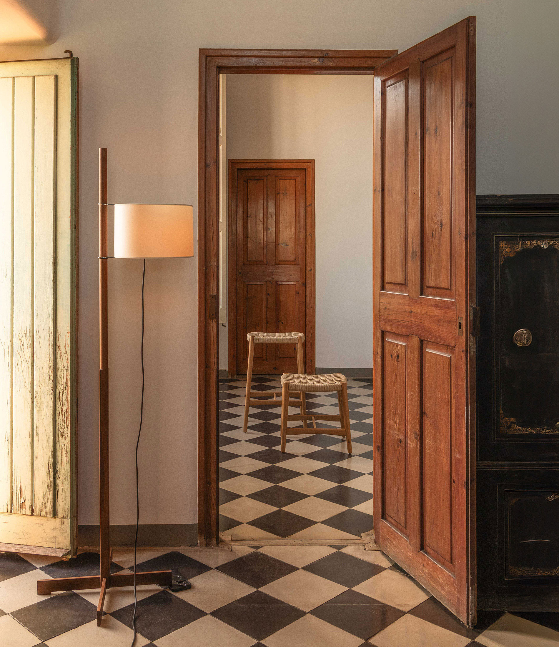 ambiente-banco-taburete-lauta-lampara-tmm-nogal-pilma