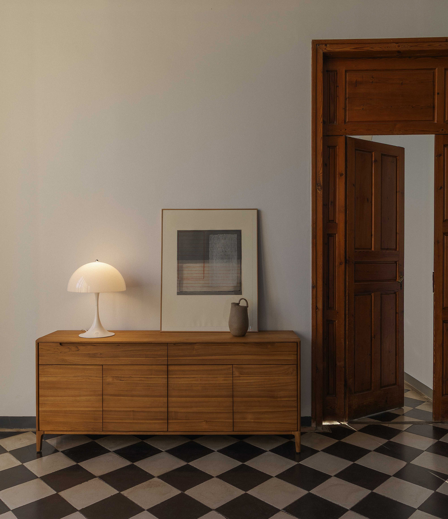 ambiente-detalle-aparador-vision-teca-maciza-lampara-panthella-sobremesa-400-blanco-louis-poulsen-pilma-03