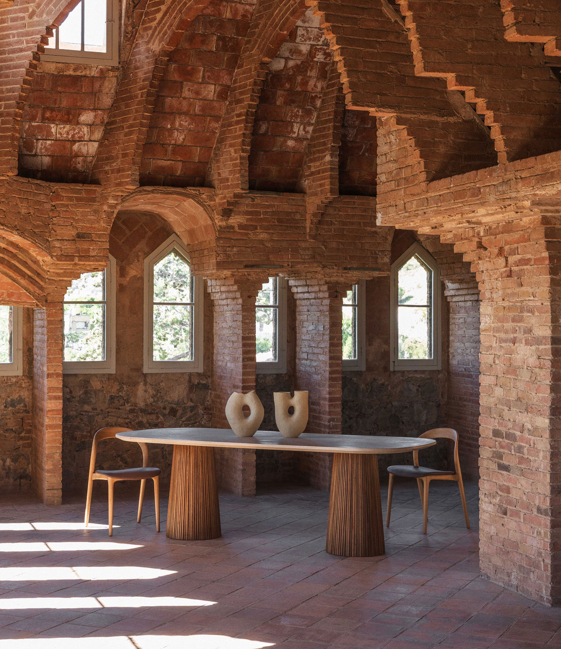 ambiente-mesa-ovalada-kirei-cappuccino-silla-keula-piel-chocolate-pilma Principal